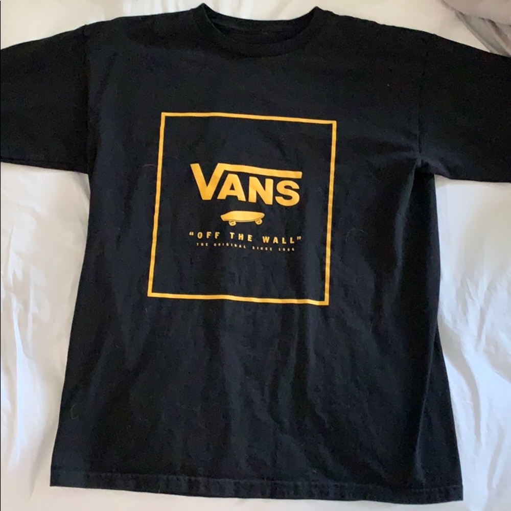 black and golden yellow men’s tee-shirt